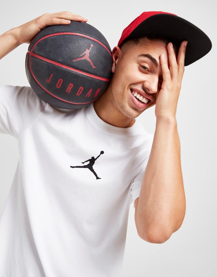 бяла тениска с централно лого на Jordan